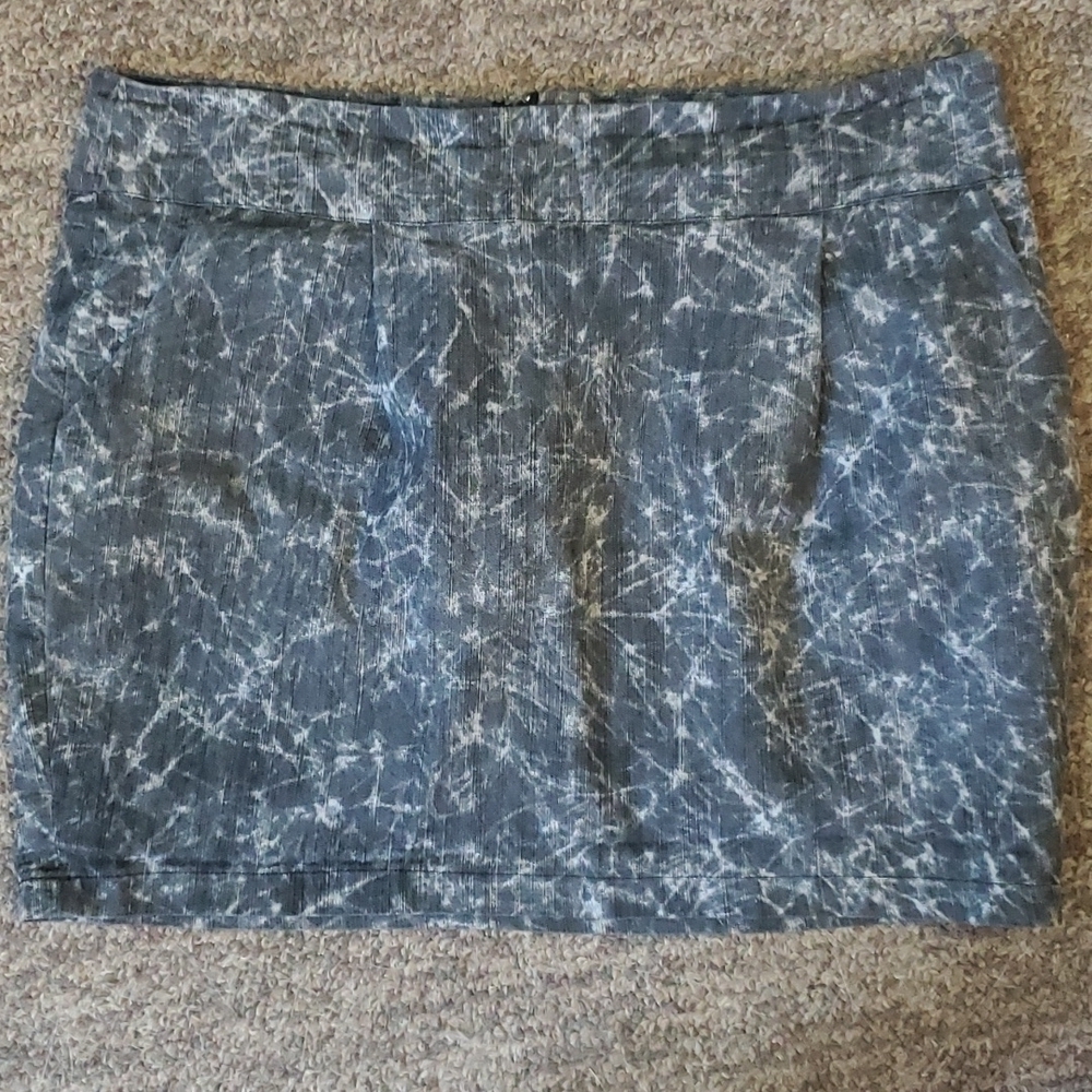 Ladies skirt 2b bebe $5 if buying 2 or more items